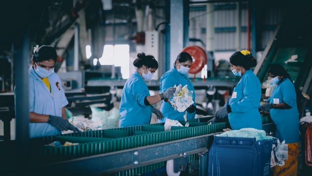Melitta Gruppe gründet Recyclingfirma - Mitarbeitende der Firma "Vishuddh Recycle" in Bangalore sortieren Kunststoffabfälle, damit diese zu Granulat verarbeitet werden können - Quelle: Melitta Gruppe